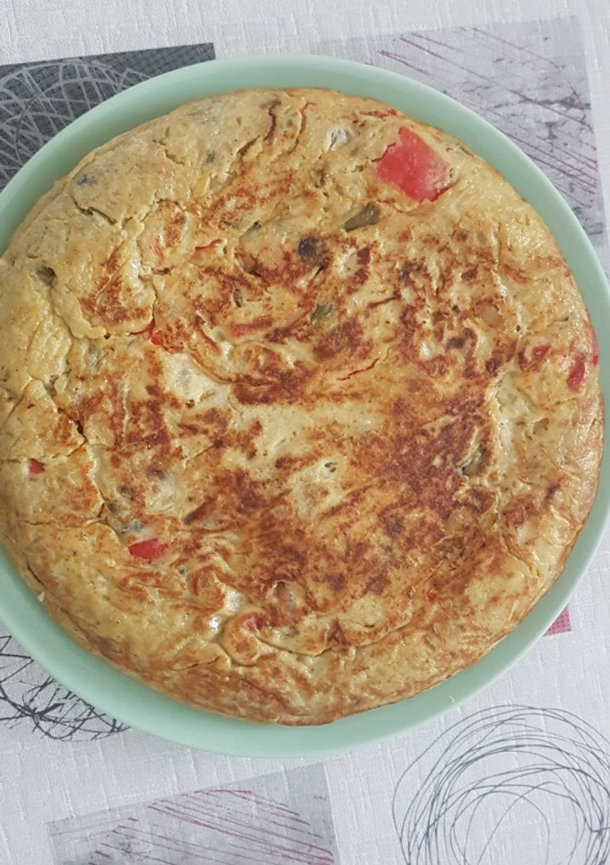 Una foto de Tortilla de patatas y verduras🥔🍆🌶
