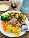 Brunch: Steak Ayam Juicy + saus tartar