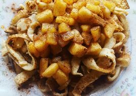 Tagliatelle din clătite cu mere caramelizate