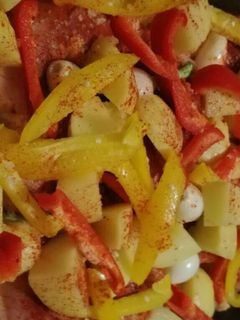 Una foto de Pollo con papas y pimientos