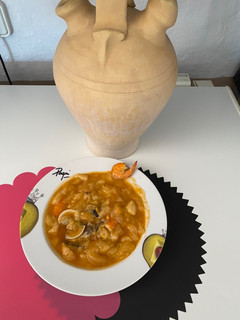 Una foto de Sopas de tomate con su pan 🥖 rebaneado