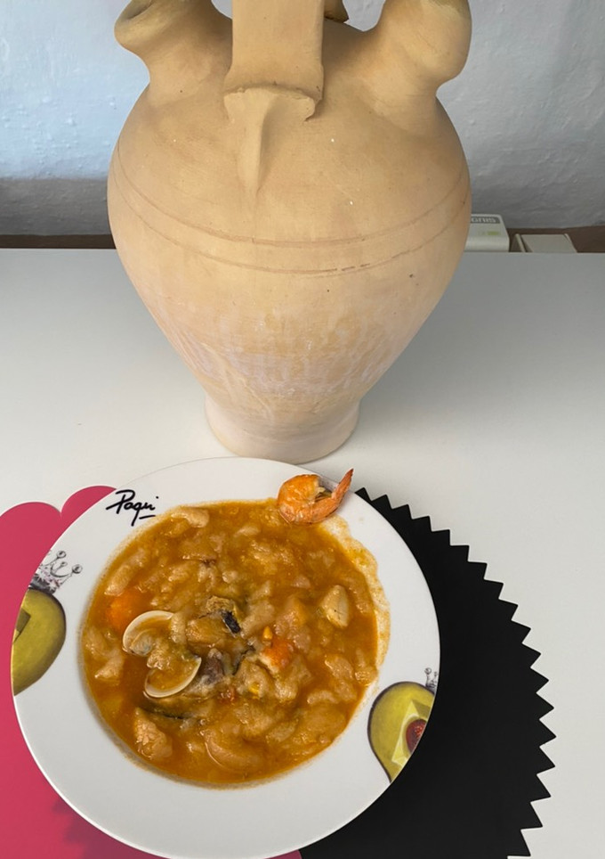 Una foto de Sopas de tomate con su pan 🥖 rebaneado