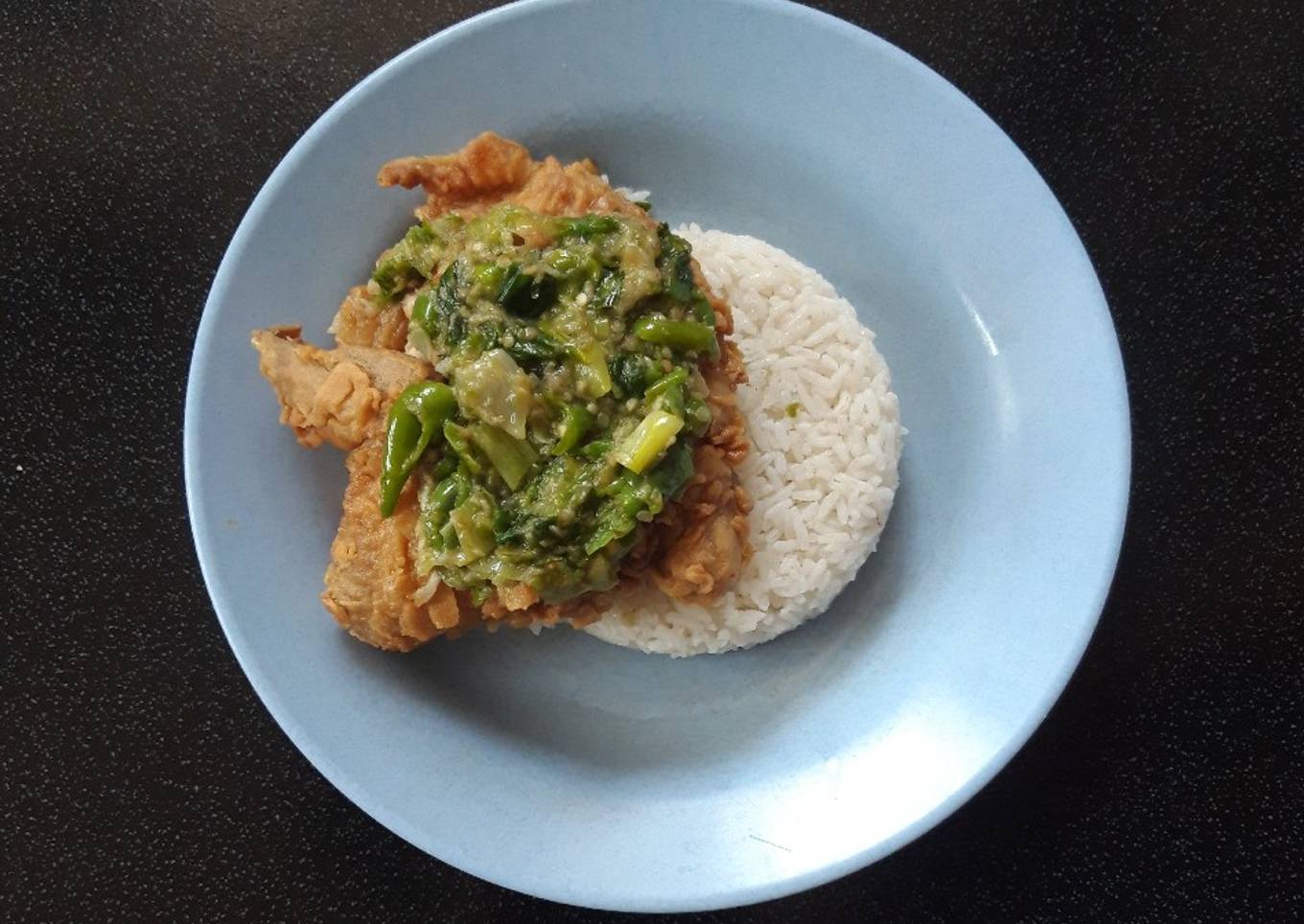 Ayam geprek sambal ijo
