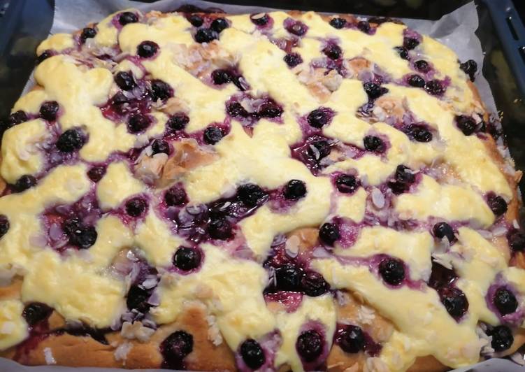 77. Coca Sant Joan de crema y arándanos / Panificadora