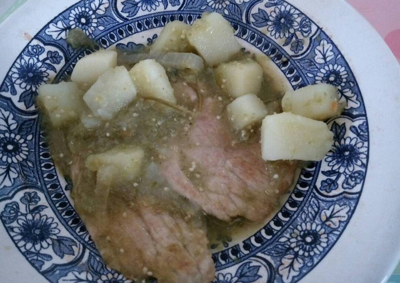 Bistec con papas en salsa verde