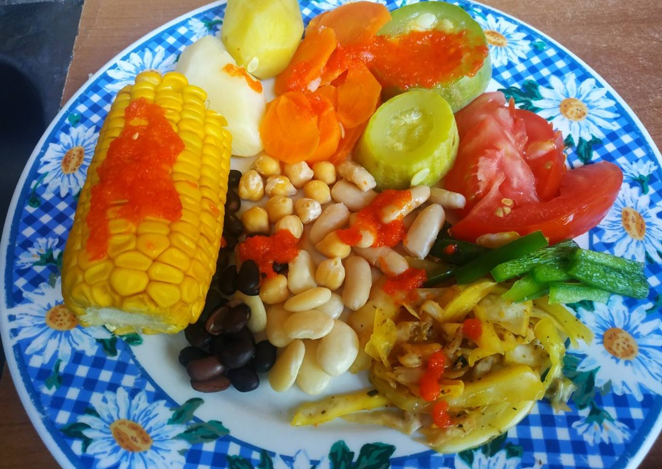 Ensalada de verduras, legumbres y morrón