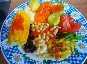 Una foto de Ensalada de verduras, legumbres y morrón