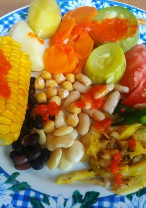 Una foto de Ensalada de verduras, legumbres y morrón