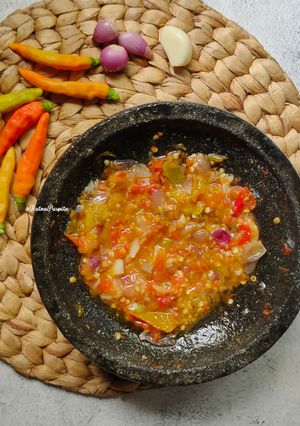 Foto resep Sambal Bawang Tomat Mentah (Sambal Ayam Geprek)