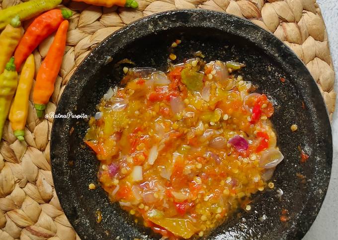 Resep Sambal Bawang Tomat Mentah Sambal Ayam Geprek Oleh Ratna Puspita Cookpad