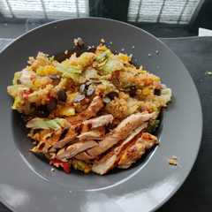 A picture of Spicy chicken salad with couscous.