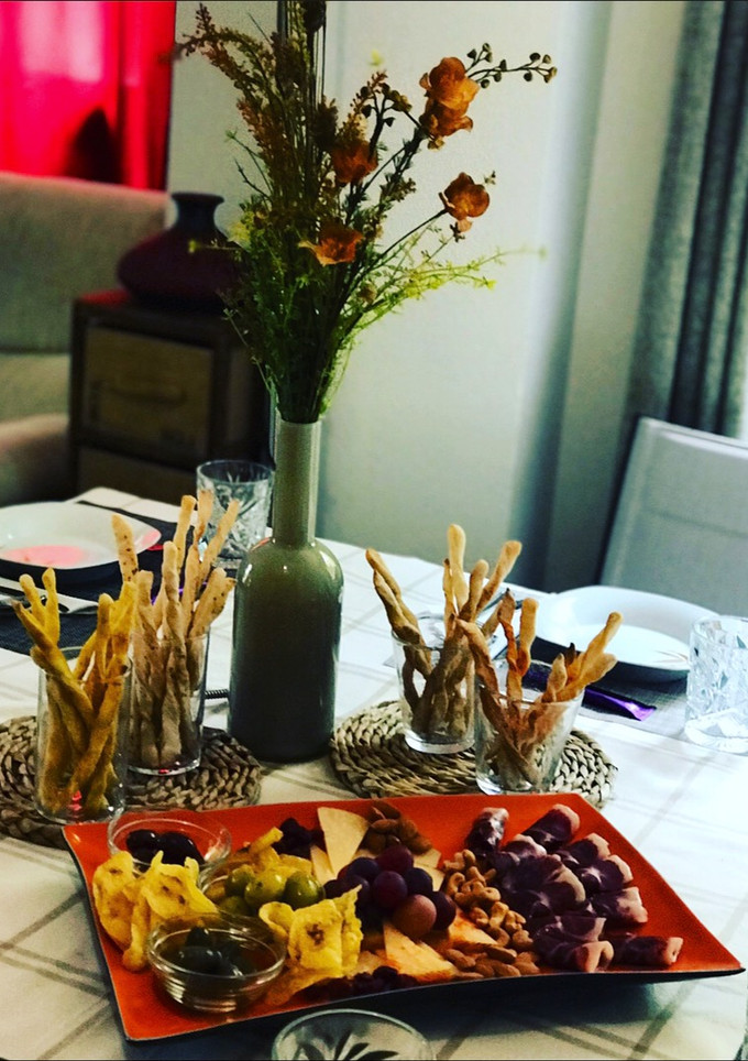 Una foto de Tabla de aperitivos con grissini caseros de sabores