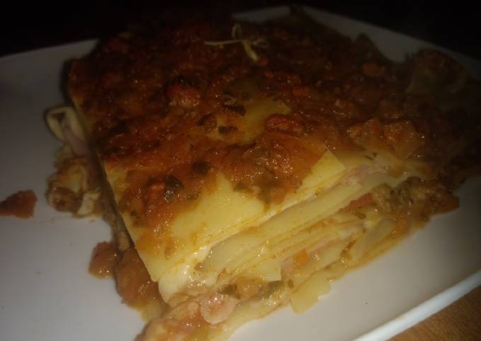 Lasagna Bolognesa original intercalada con jamón y queso Receta de Gustavo  Yuse Lockley - Cookpad