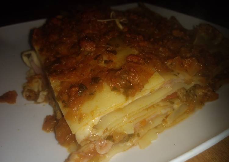 Lasagna Bolognesa original intercalada con jamón y queso