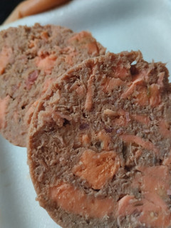 Una foto de Mortadela o fiambre caser@ con queso mozarella de frutos secos🥩🥪🧀