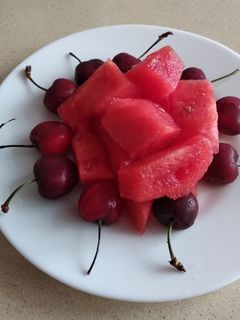 Una foto de Sandía y cerezas