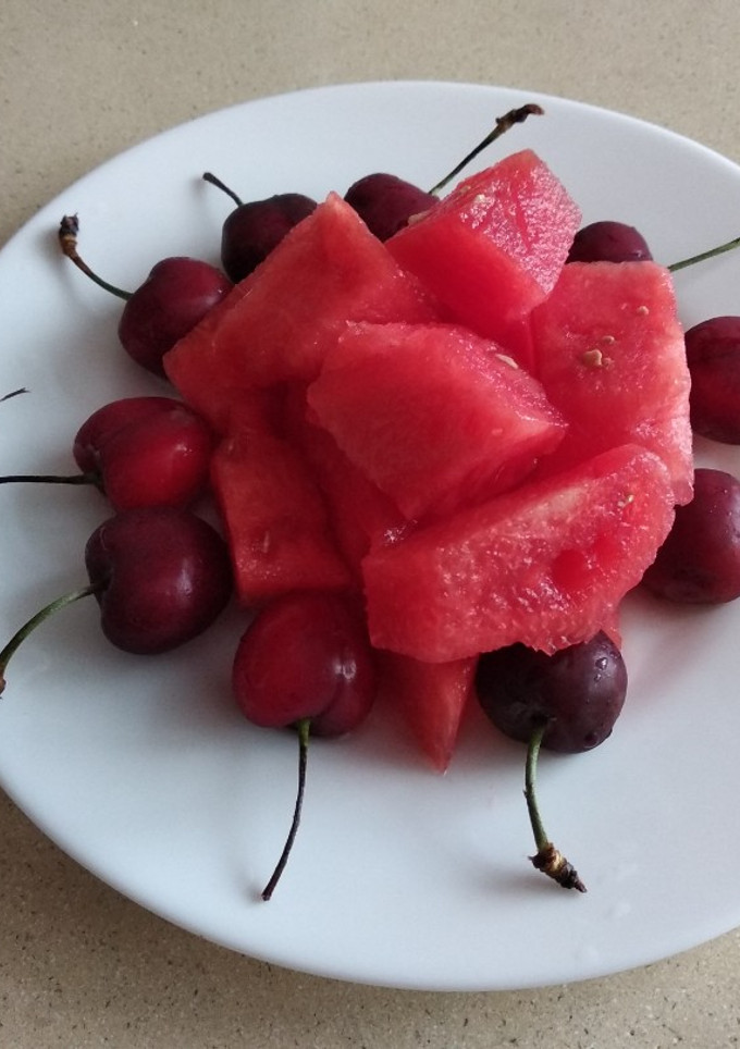 Una foto de Sandía y cerezas