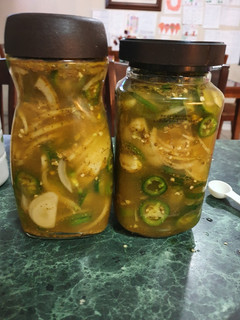 Una foto de Encurtido de chiles jalapeños y cebolla blanca 🤤 ✔