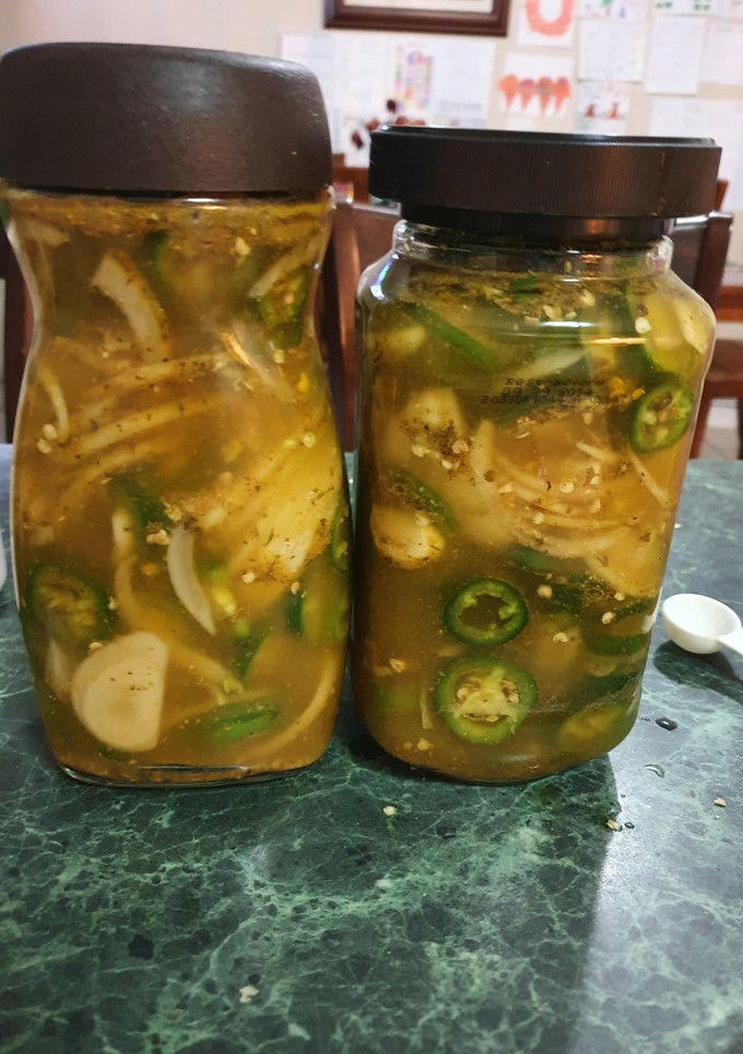 Una foto de Encurtido de chiles jalapeños y cebolla blanca 🤤 ✔