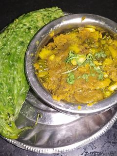 உளுத்தம் பருப்பு பாகற்காய் புளி பிரட்டல் செய்முறை முக்கிய புகைப்படம்