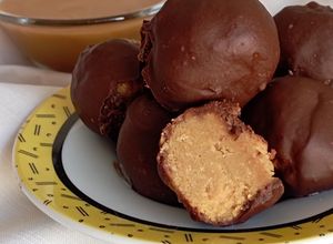 Foto di Bon bon al caramello ricoperti cioccolato fondente