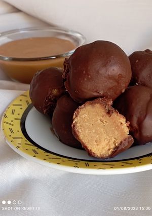 Foto di Bon bon al caramello ricoperti cioccolato fondente