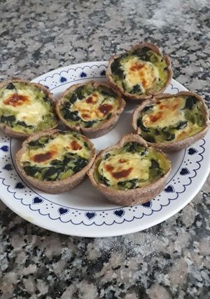 Una foto de Canastitas integrales de acelga y queso cremoso