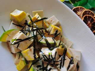酪梨胡蔴醬淋豆腐