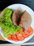 Asado de asiento de vacuno con ensaladas