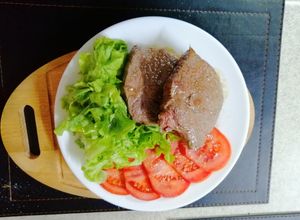 Una foto de Asado de asiento de vacuno con ensaladas