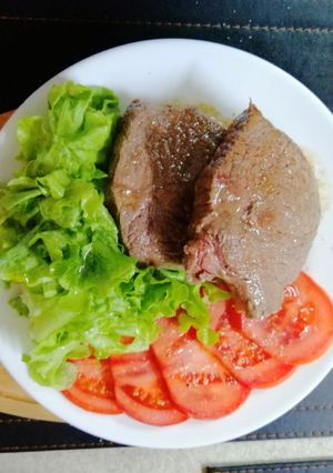 Una foto de Asado de asiento de vacuno con ensaladas