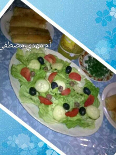 صورة لوصفة سلطة الخس مع زيتون لكحلوش وليزانشوا والخيار والطماطم 🍅🥒