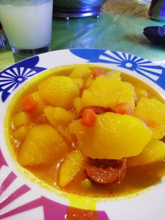 Una foto de Patatas 🥔 con chorizo dulce y picante y verduritas