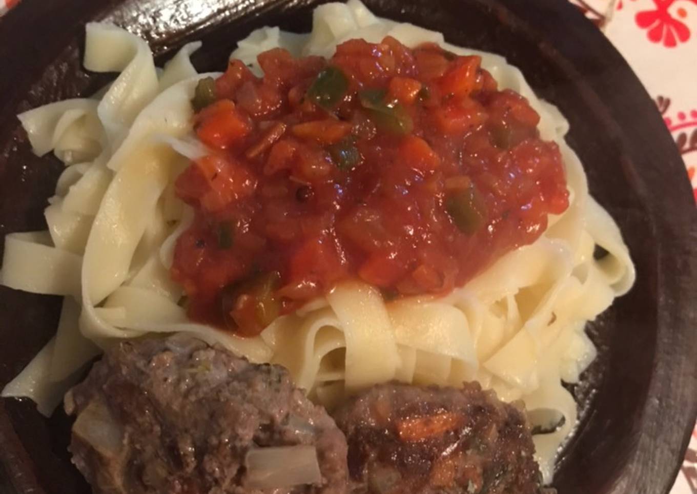 Hamburguesa casera con tallarines