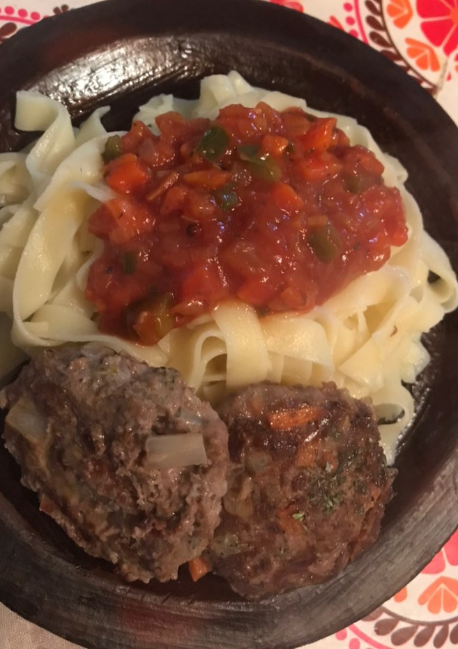 Una foto de Hamburguesa casera con tallarines
