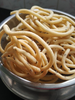 தேன் குழல் முறுக்கு (Then kuzhal murukku recipe in tamil) செய்முறை முக்கிய புகைப்படம்