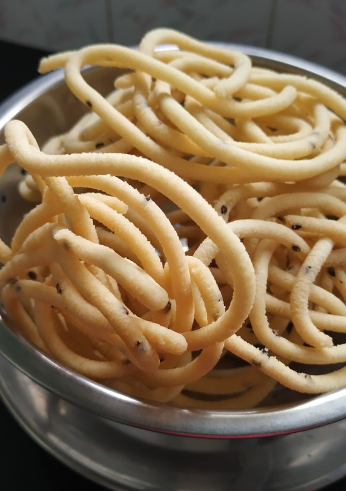 தேன் குழல் முறுக்கு (Then kuzhal murukku recipe in tamil) செய்முறை முக்கிய புகைப்படம்