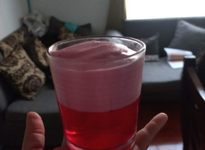 Una foto de Gelatina frutilla con bavaroise de frambuesa