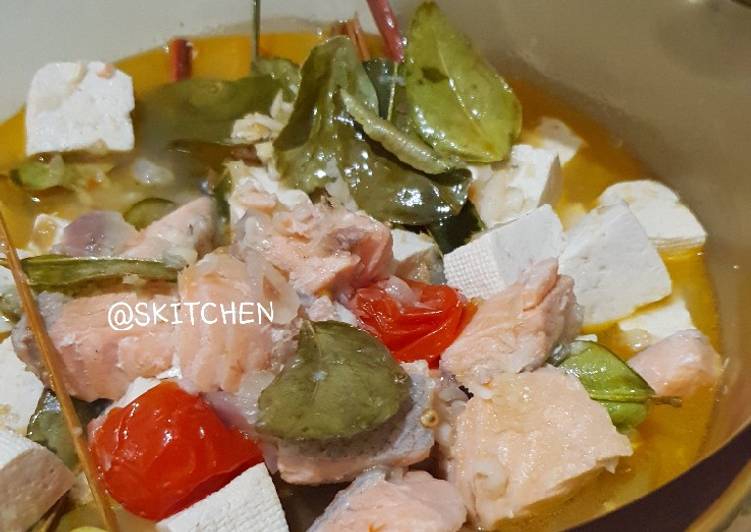 Sup Tom Yum Salmon Tahu