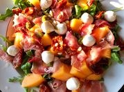 Une photo de salade melon tomate