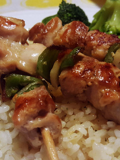 Una foto de Brochetas de pollo aromatizadas