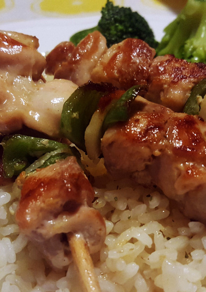 Una foto de Brochetas de pollo aromatizadas