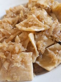 Káposztás kocka, házi, kézzel gyúrt és nyújtott tésztával recept fotója