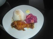 Una foto de ensalada rusa con betabel