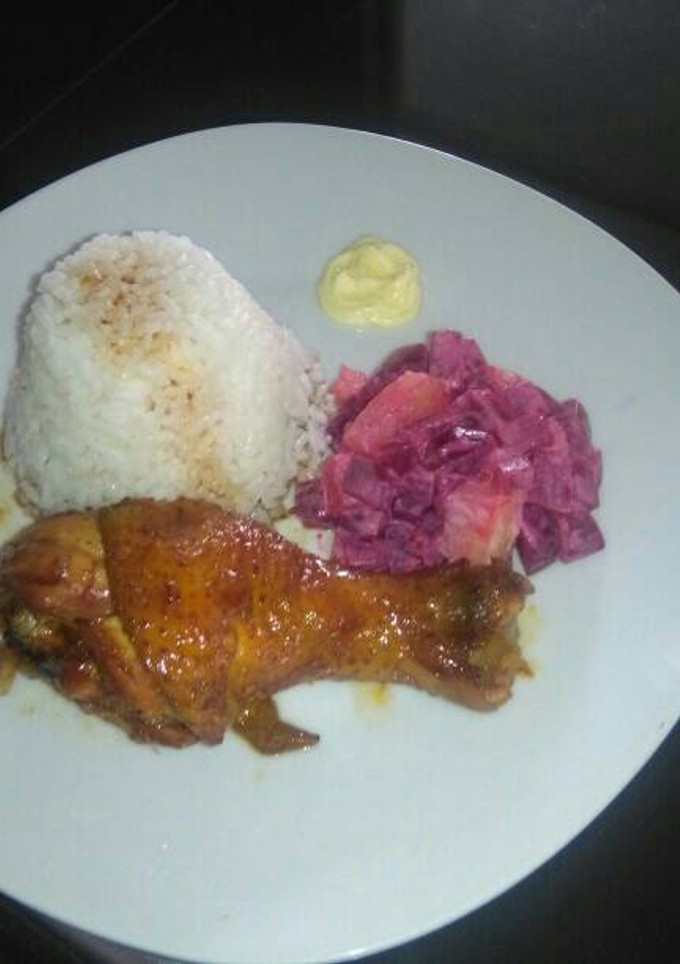 Una foto de Pollo al horno con ensalada rusa