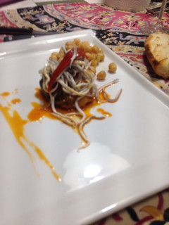 Una foto de Bacalao al estilo ana con gulas y garbanzos cocidos