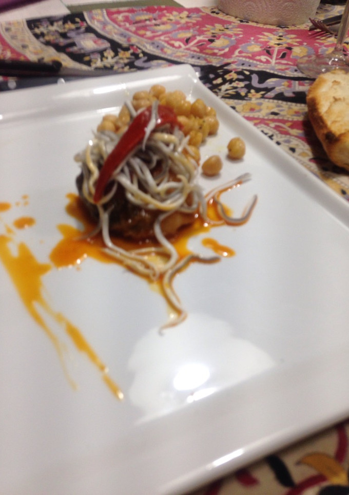 Una foto de Bacalao al estilo ana con gulas y garbanzos cocidos