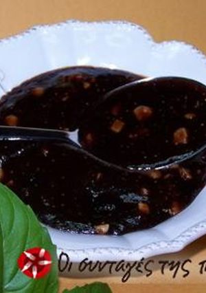 A picture of Fig jam with cocoa powder and roasted almonds.