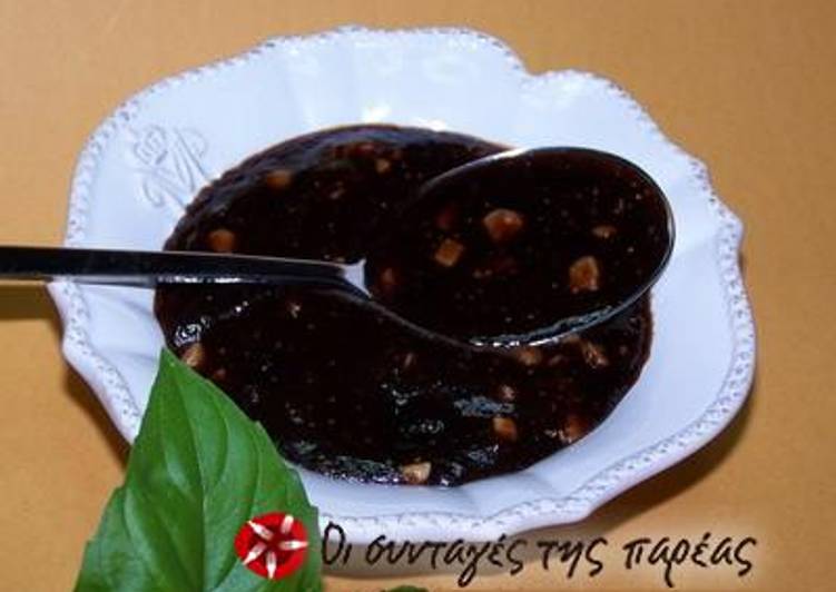 Fig jam with cocoa powder and roasted almonds