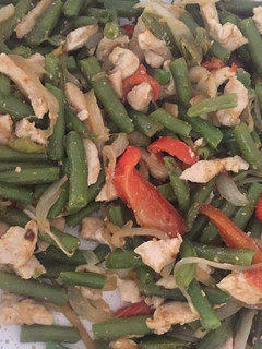 Una foto de Salteado de verduras y pollo estilo fajita